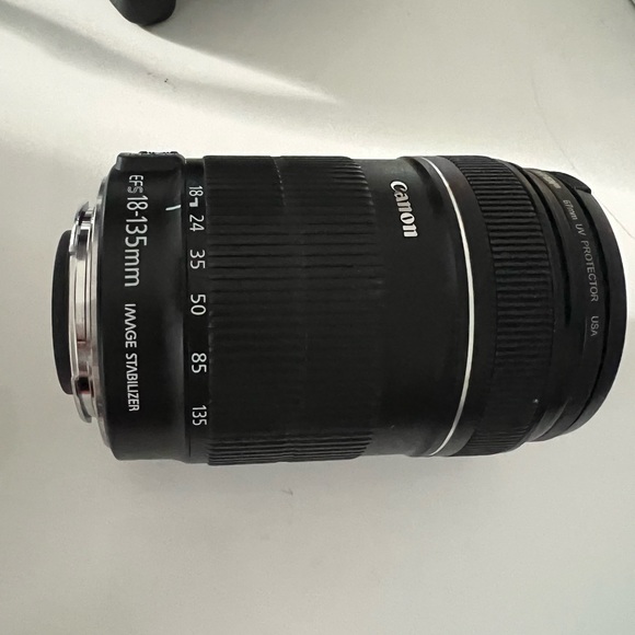 Canon EF-S 18-135 mm Lens - Picture 2 of 3
